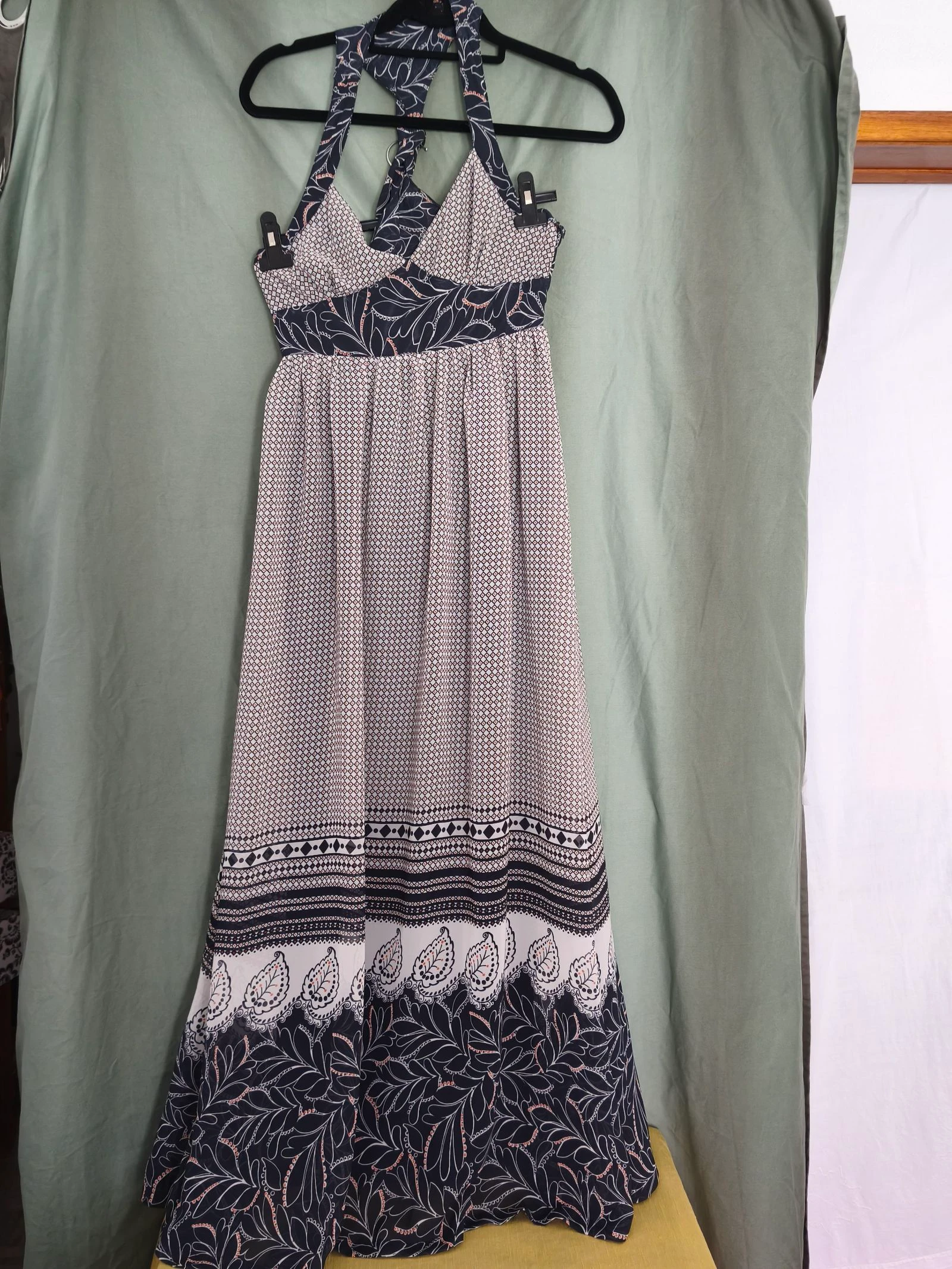 Vestido longo com um padrão floral e geométrico.